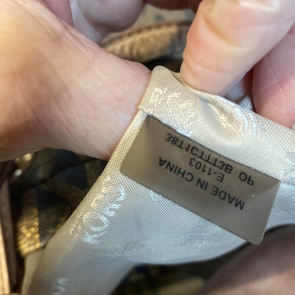 Michael Kors XL Tote 13” tall 14” wide 9” drop 4” wide on side Preowned EPC - Picture 13 of 13